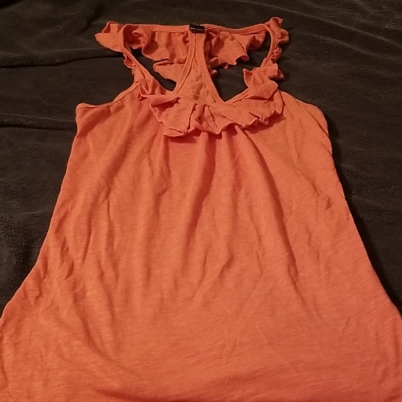 3 tank tops with ruffles - Picture 2 of 11